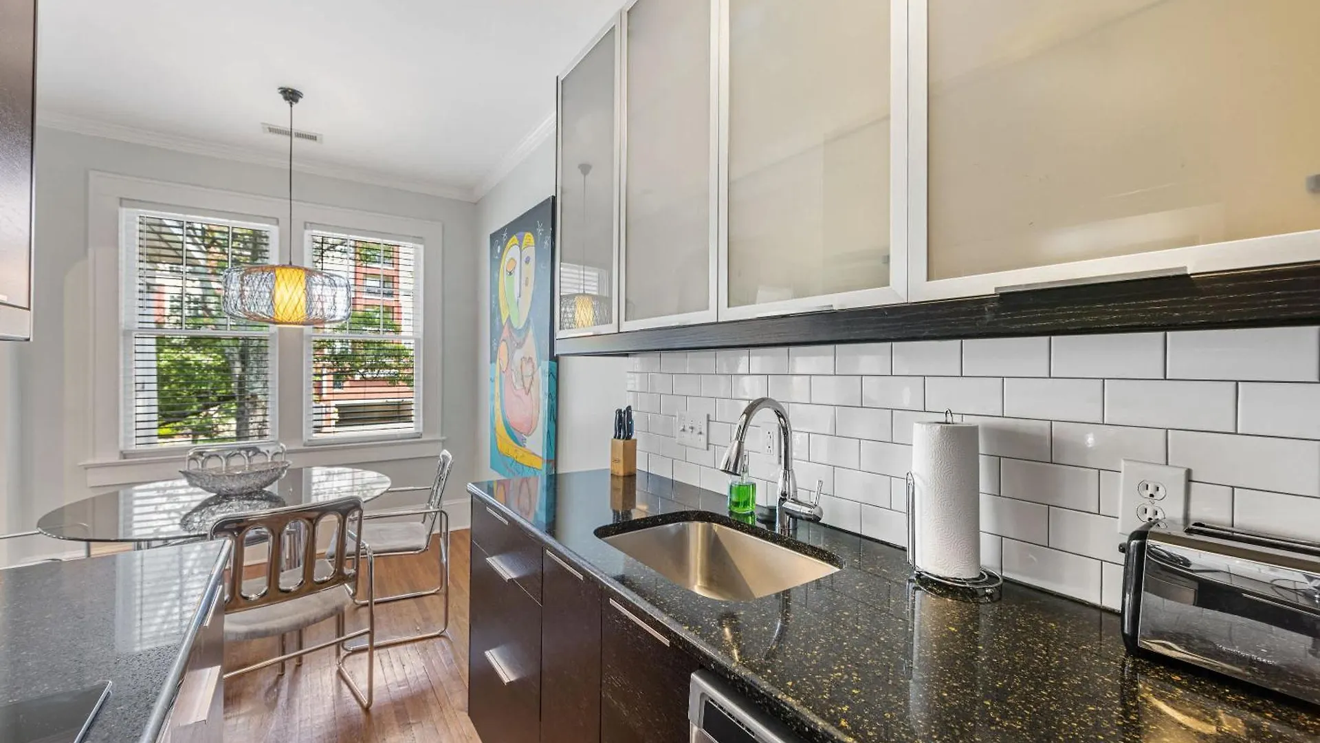 Light Filled 2 Bedroom In Myers Park With A Porch Charlotte 0*,